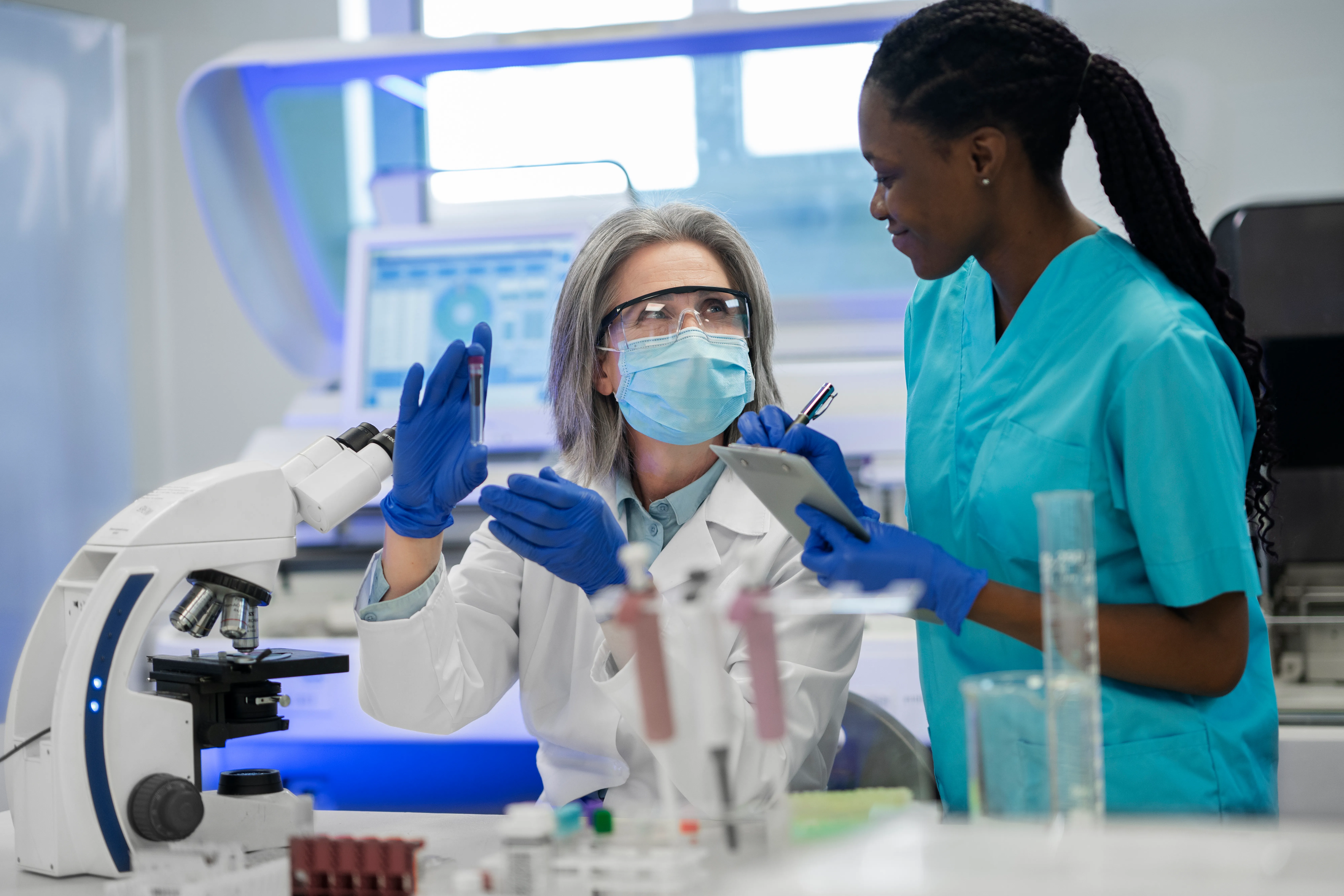Profissionais da saúde em laboratório, atividade que pode envolver exposição a agentes biológicos e gerar aposentadoria especial